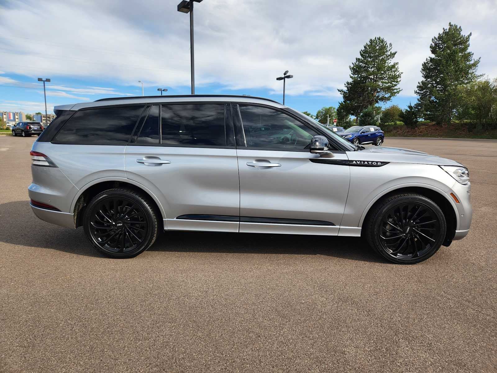 Used 2022 Lincoln Aviator Reserve w/ Equipment Group 201A AWD/4WD image 2