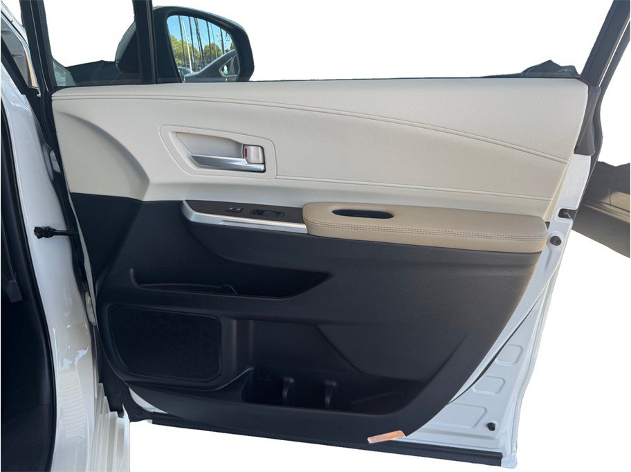 Used 2021 Toyota Sienna XLE w/ XLE Plus Package FWD image 19