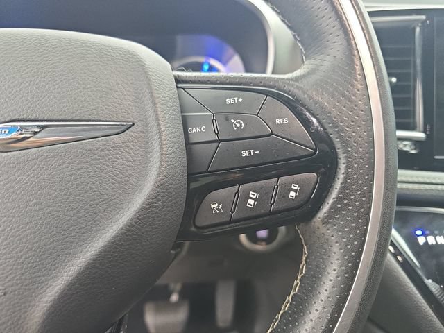 Used 2021 Chrysler Pacifica Limited w/ Uconnect Theater Family Group FWD image 18