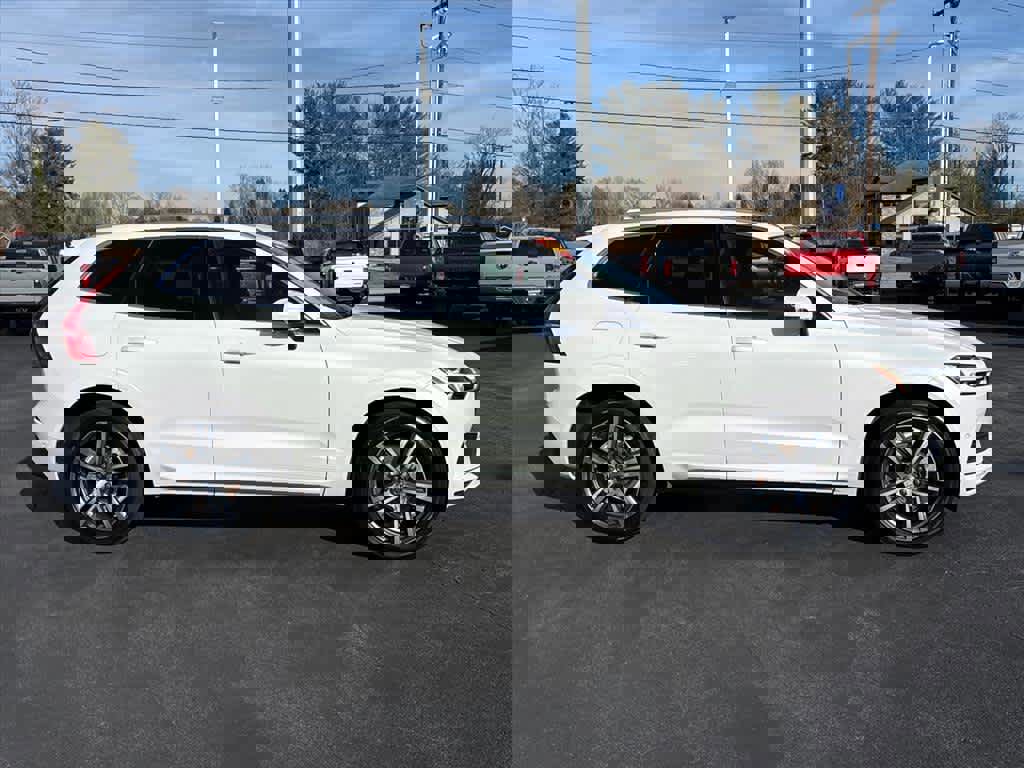 Used 2018 Volvo XC60 T6 Momentum w/ Convenience Package image 2