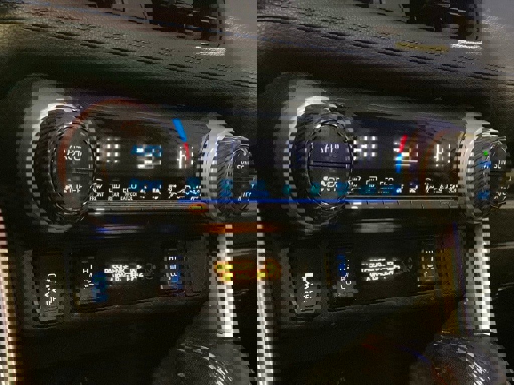 Used 2022 Toyota RAV4 SE image 25