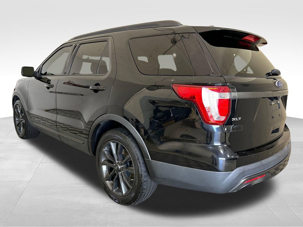 Used 2017 Ford Explorer XLT w/ Equipment Group 202A image 3