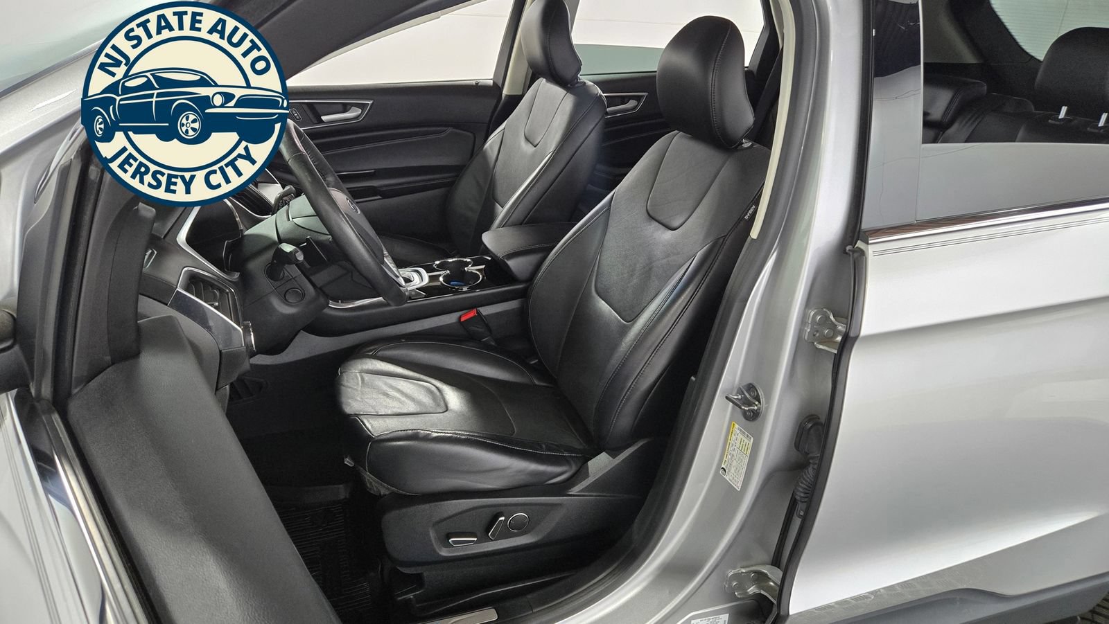 Used 2018 Ford Edge Titanium w/ Equipment Group 302A AWD/4WD image 28