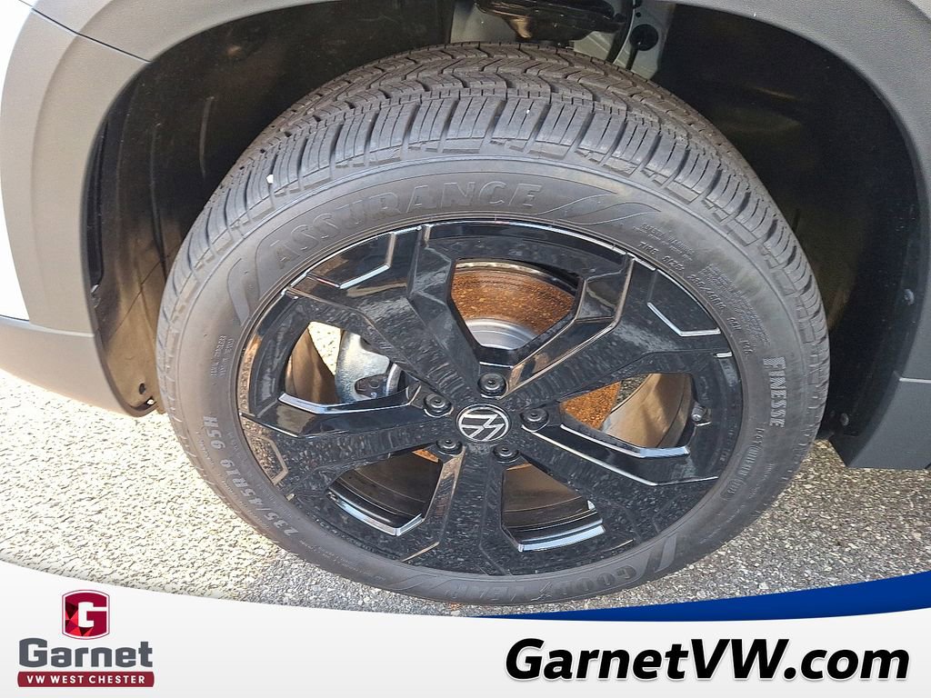 Certified 2025 Volkswagen Taos SE image 4