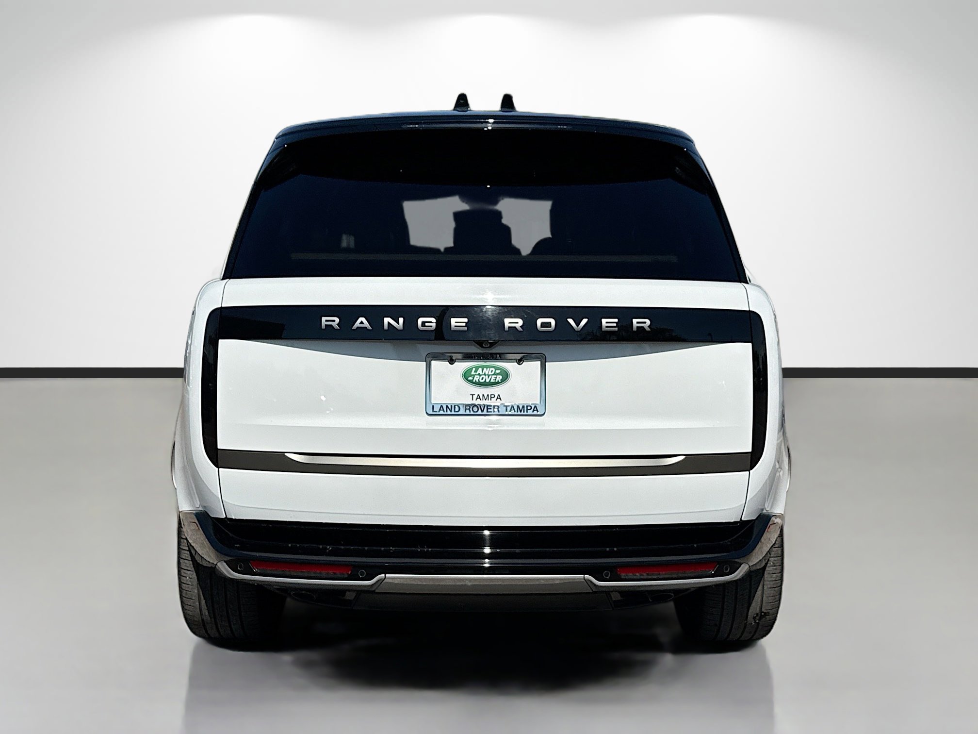 Used 2025 Land Rover Range Rover SE image 4