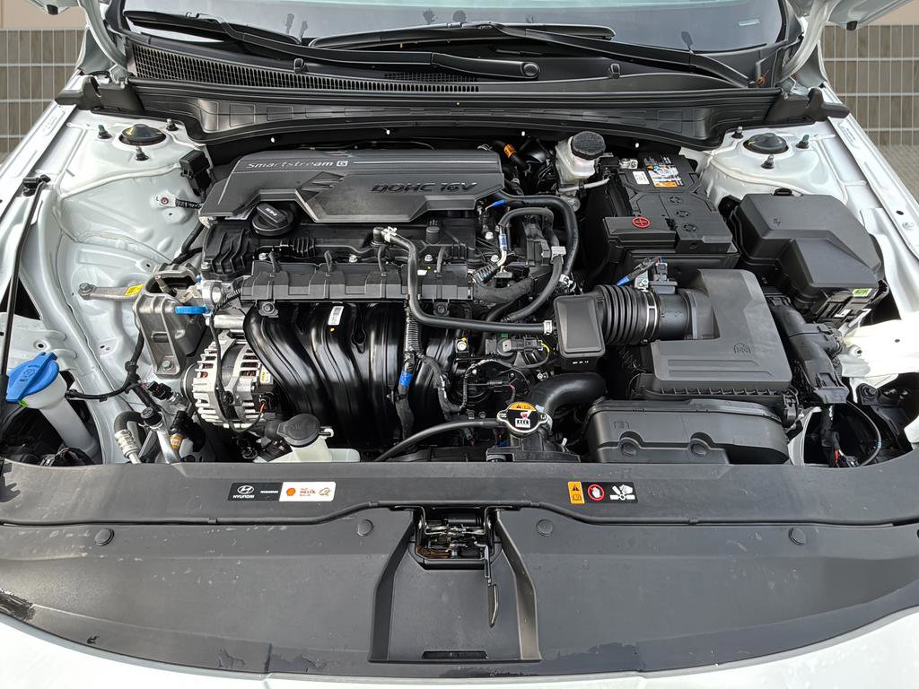 Certified 2025 Hyundai Elantra SE image 12