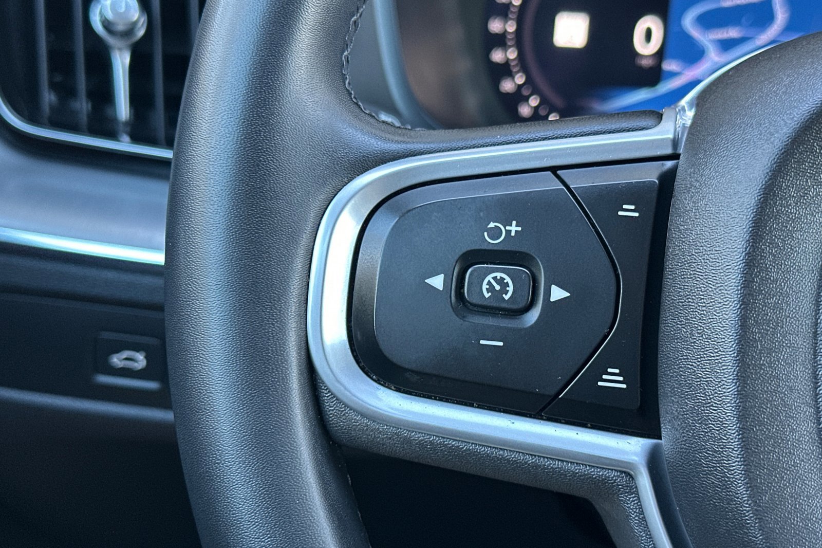 Certified 2023 Volvo XC60 B5 Core w/ Climate Package image 28