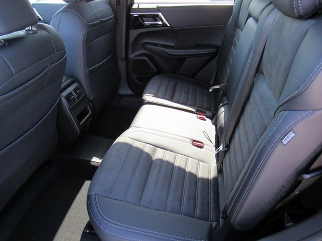 New 2025 Mitsubishi Outlander SE image 9