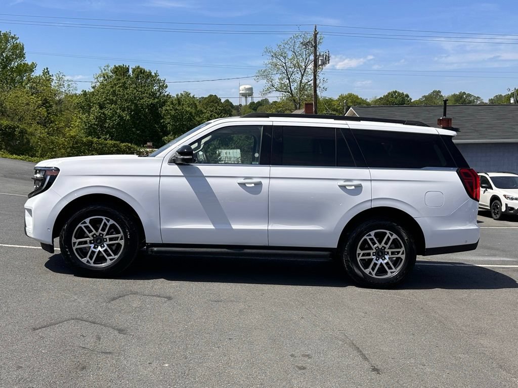 Used 2025 Ford Expedition Active AWD/4WD image 3