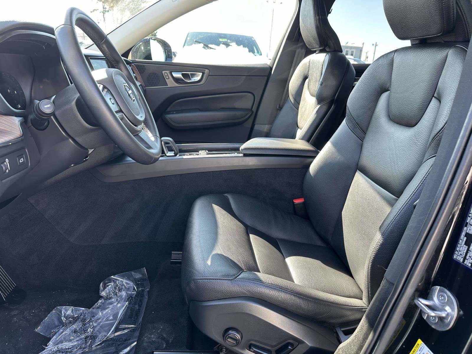 Used 2022 Volvo XC60 B5 Momentum w/ Climate Package image 22