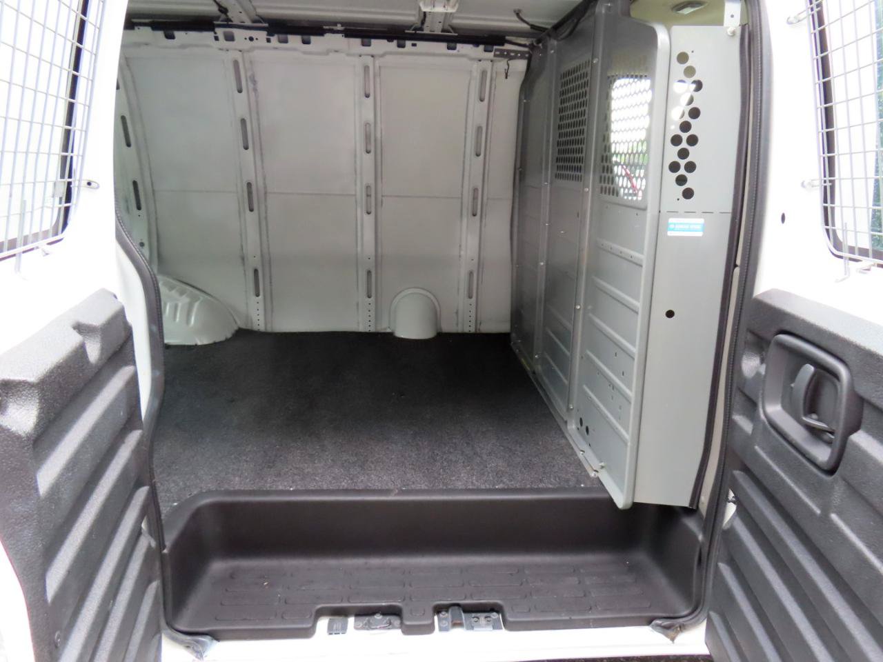 Used 2015 Chevrolet Express 2500 RWD image 11