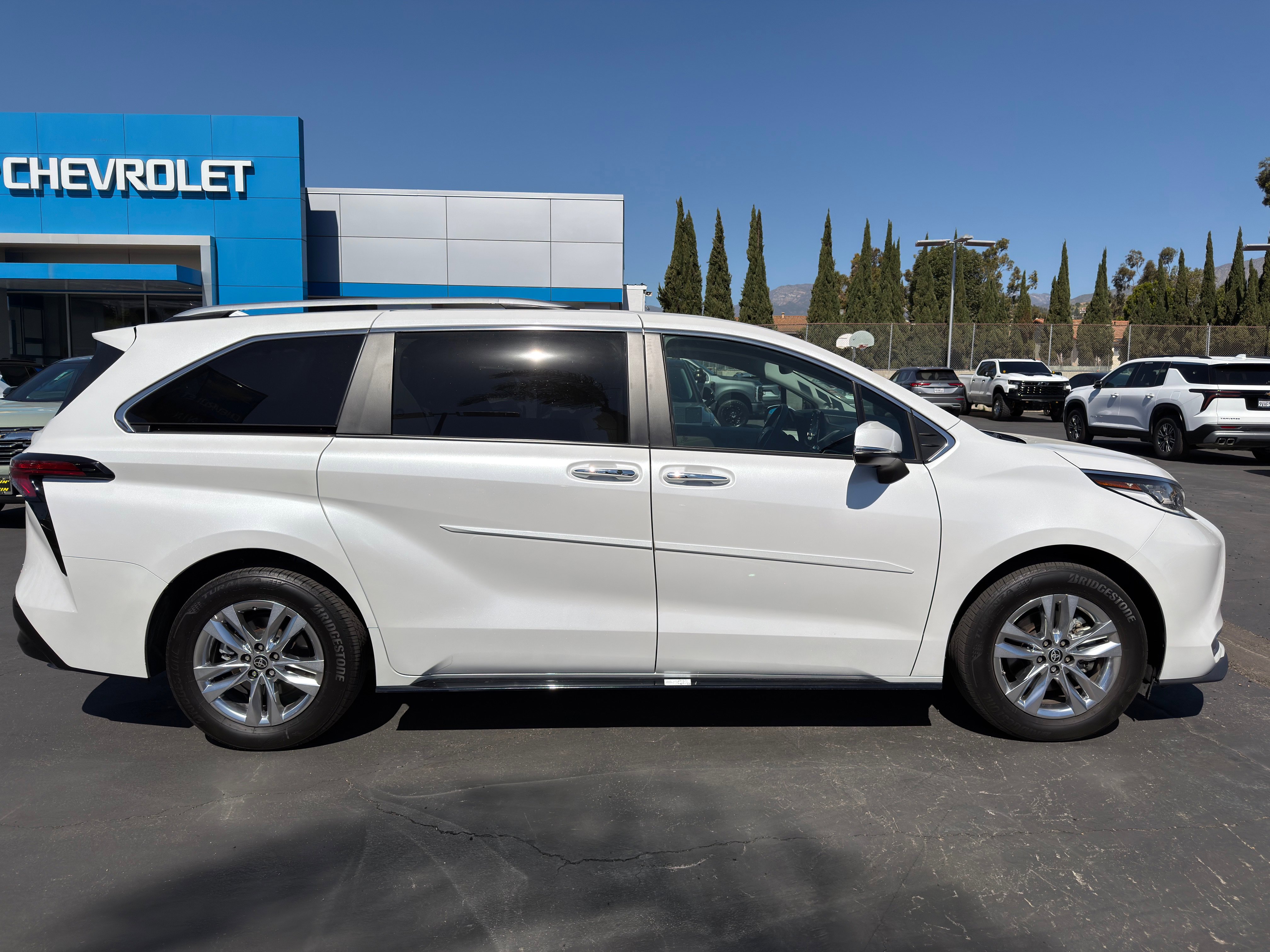 Used 2023 Toyota Sienna Limited image 9