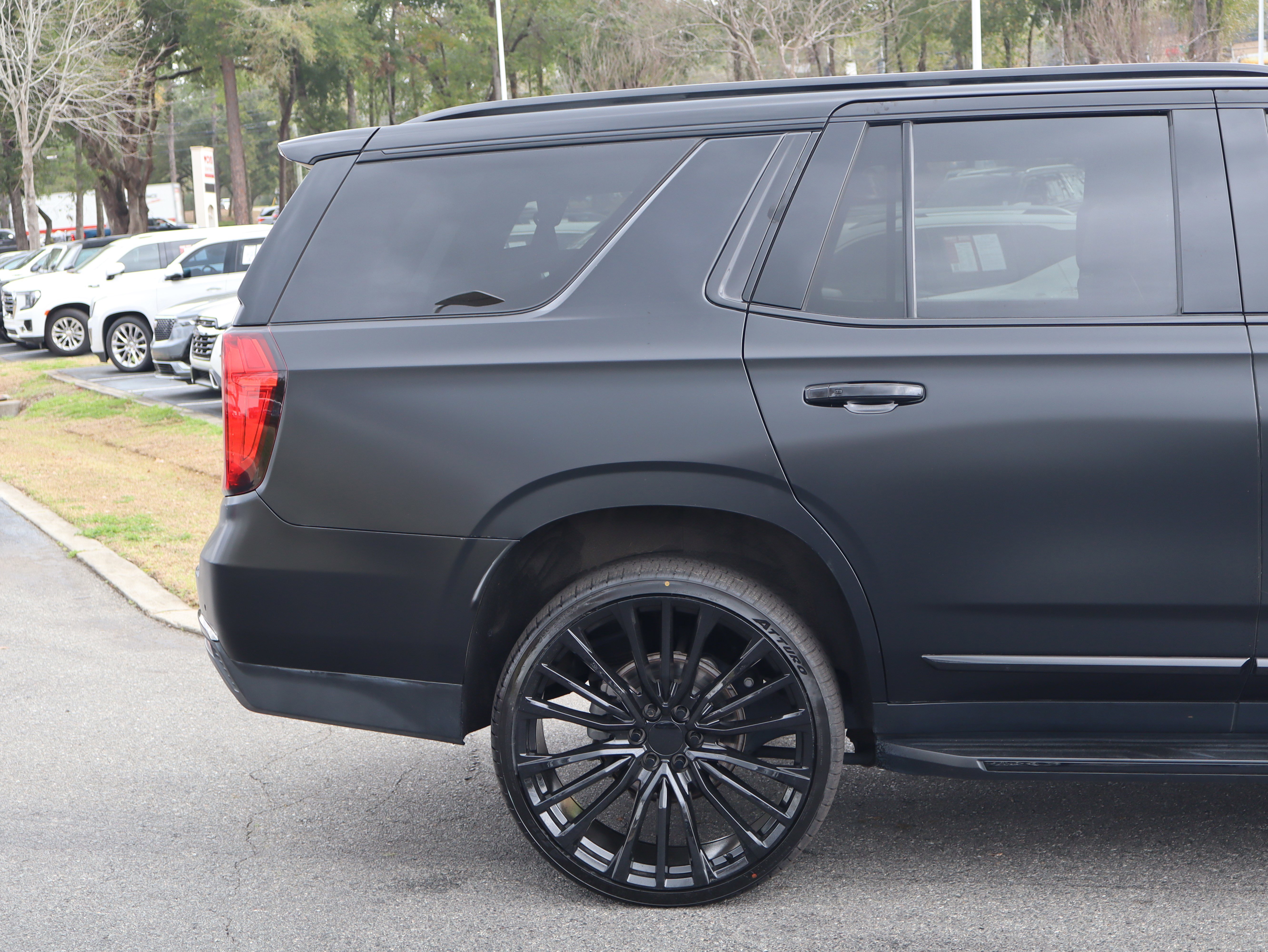 Used 2022 GMC Yukon SLT w/ SLT Premium Package image 10