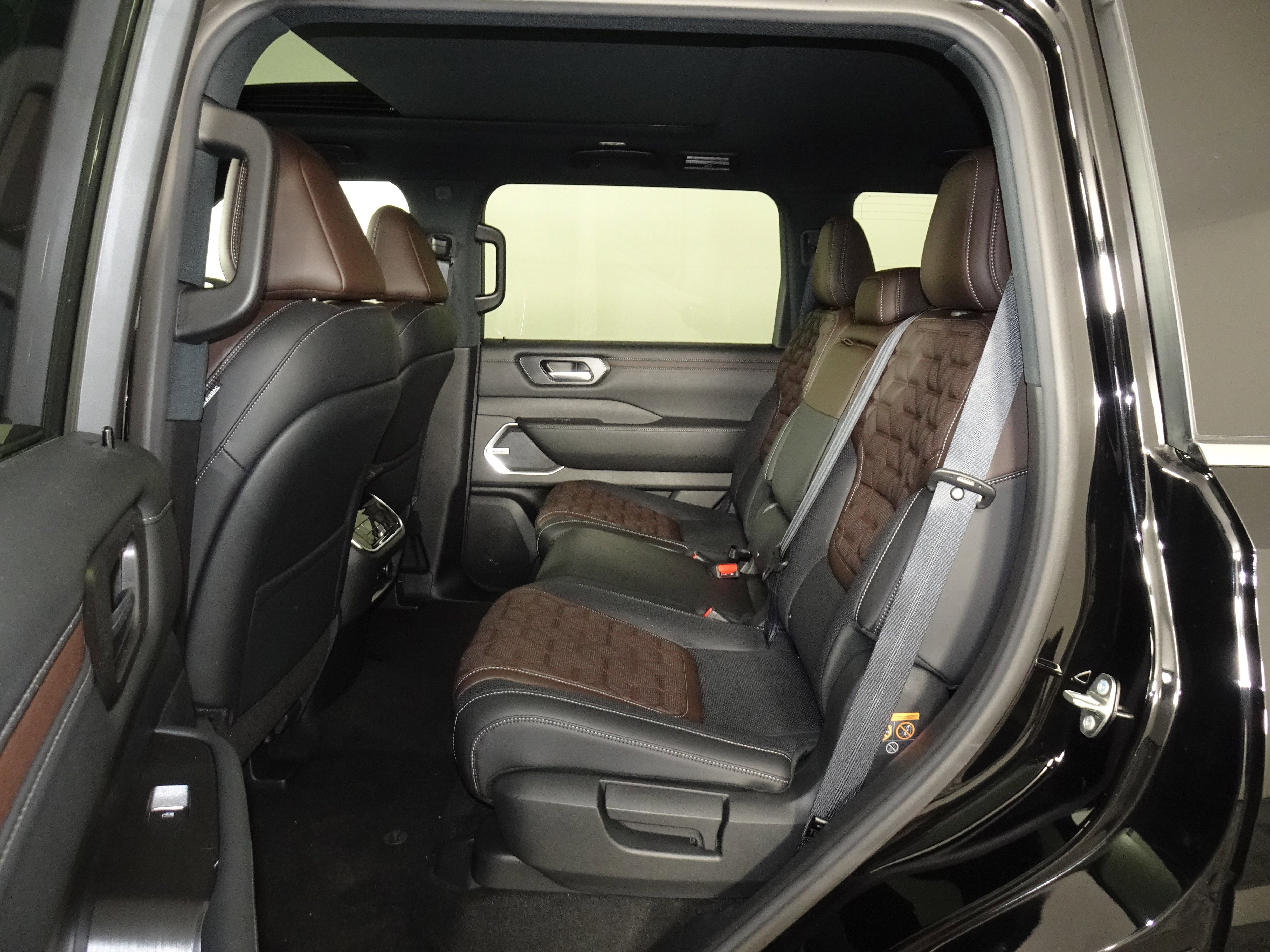 New 2025 Nissan Armada Platinum Reserve image 7