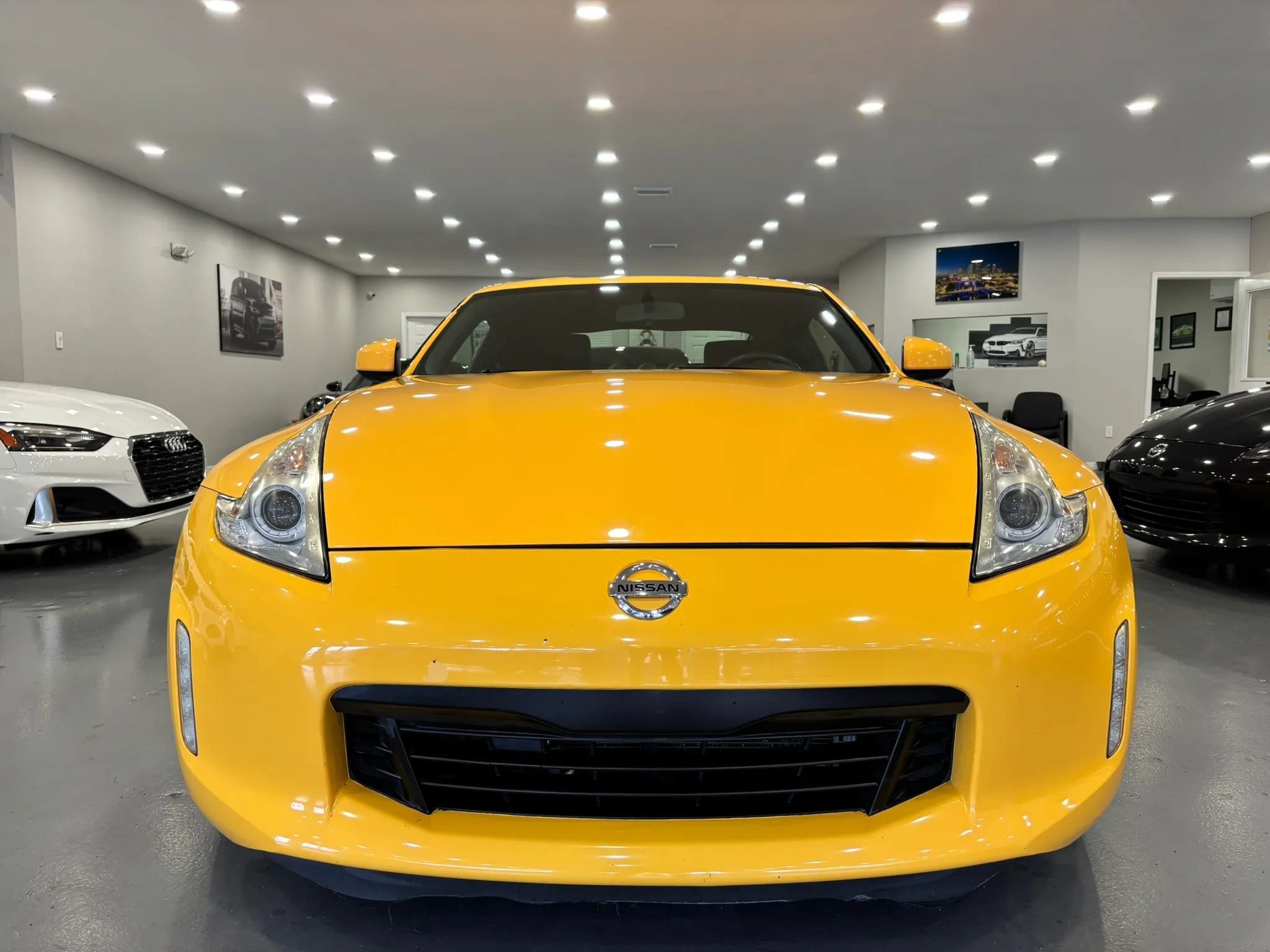 Used 2017 Nissan 370Z Coupe RWD image 2