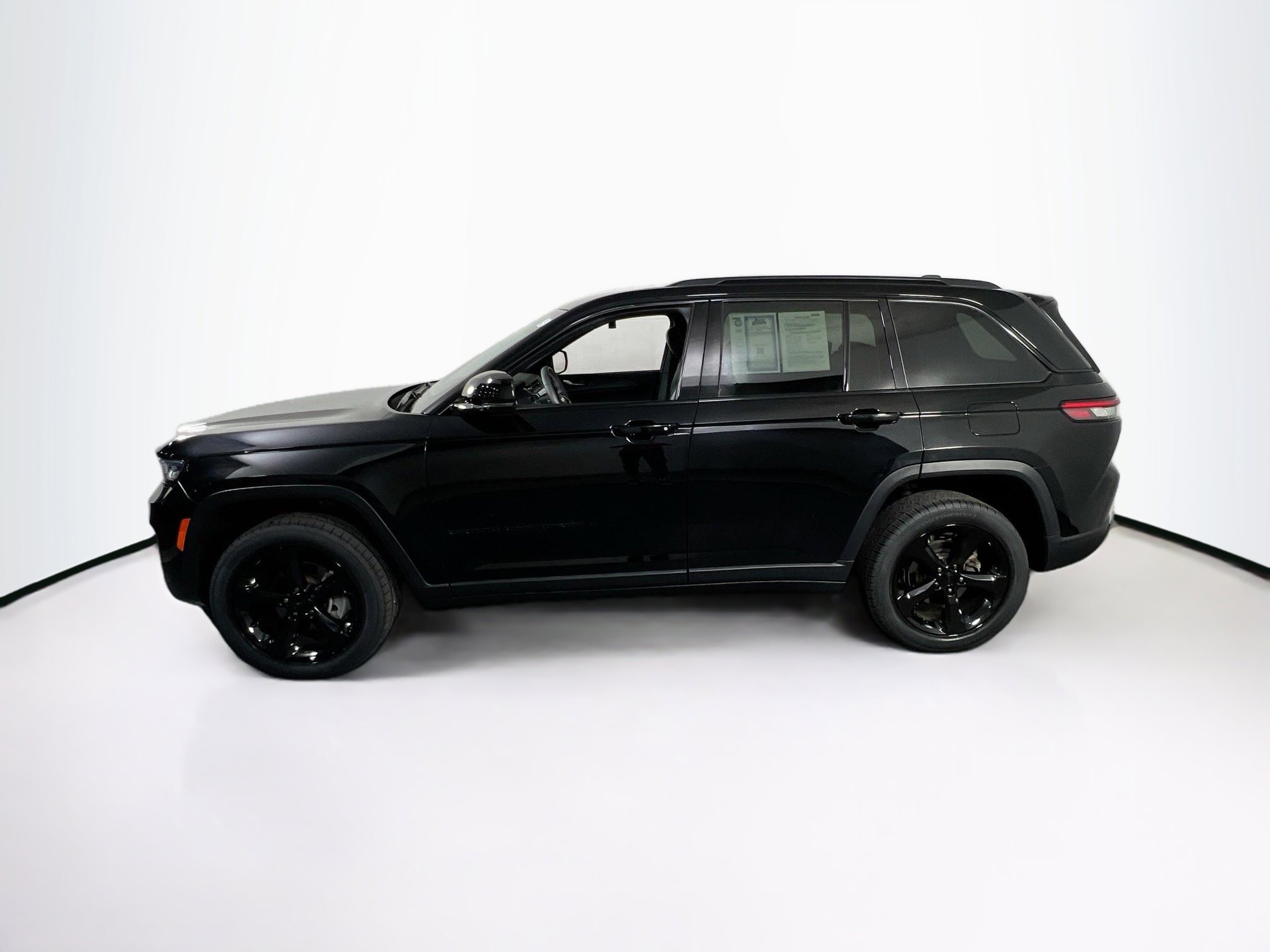 Used 2023 Jeep Grand Cherokee Altitude image 8