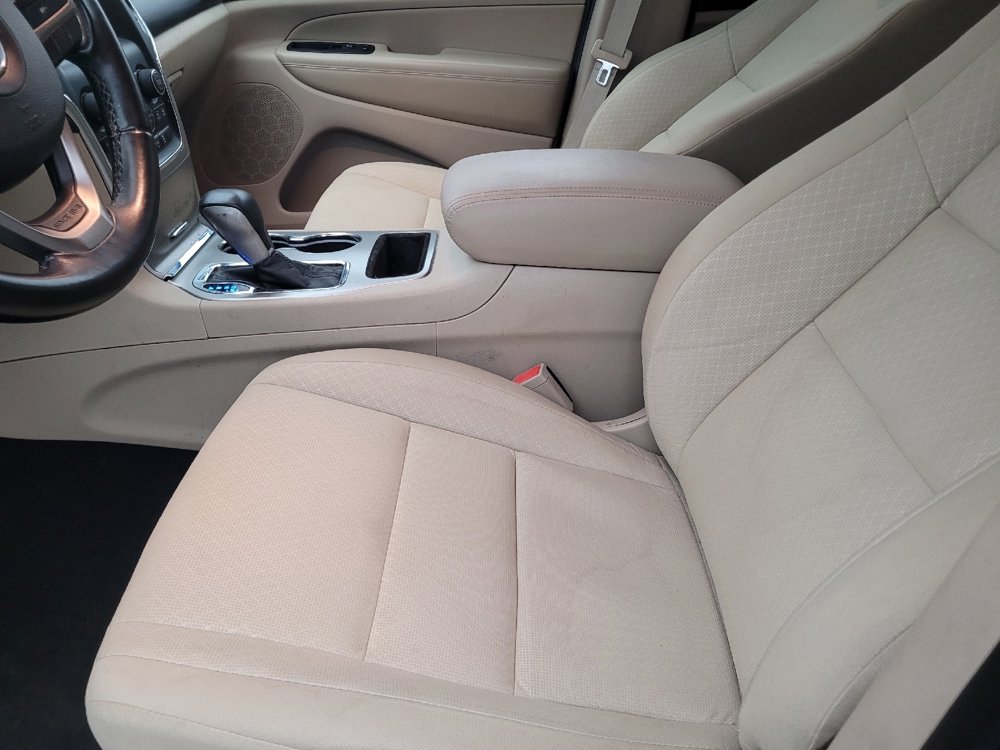 Used 2019 Jeep Grand Cherokee Laredo AWD/4WD image 17