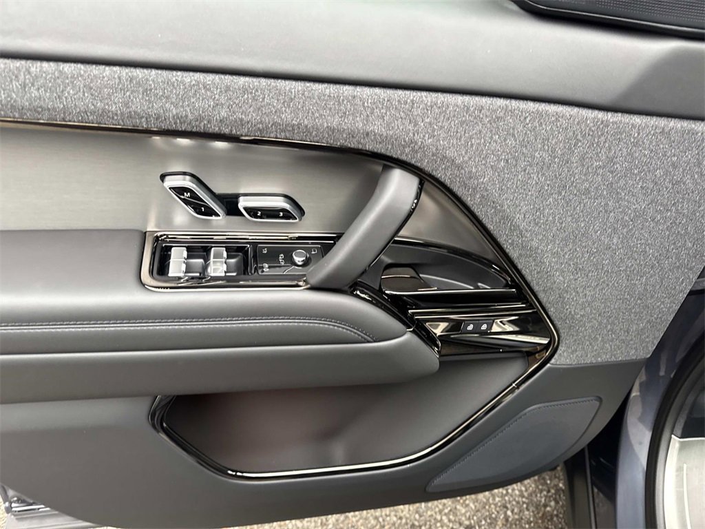 Used 2025 Land Rover Range Rover Sport Dynamic SE image 18