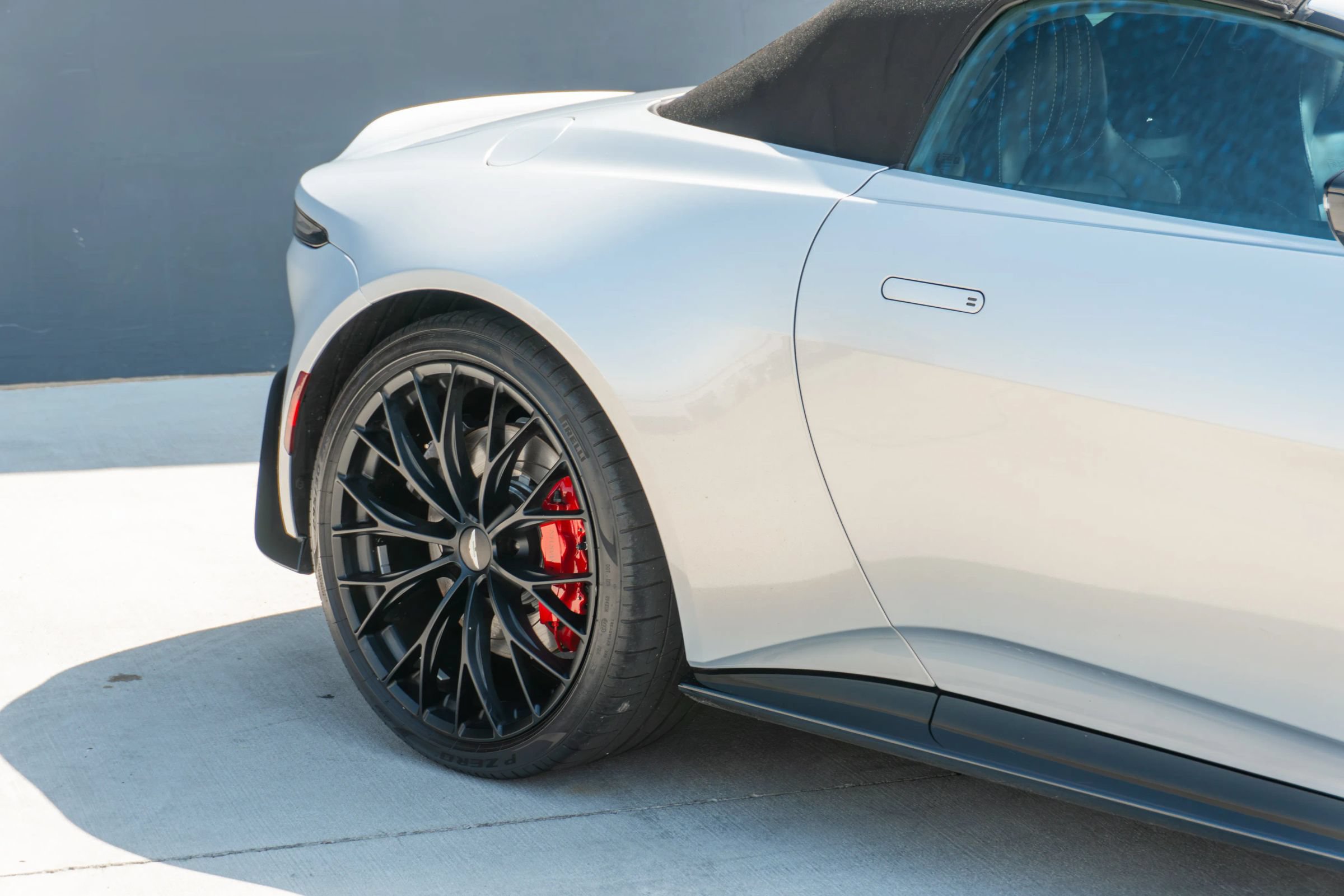 Used 2022 Aston Martin V8 Vantage Roadster RWD image 35