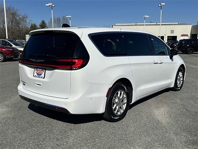 New 2025 Chrysler Pacifica Select image 4
