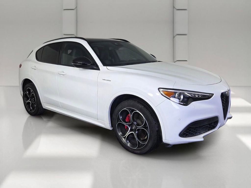 Used 2023 Alfa Romeo Stelvio Veloce AWD/4WD image 2
