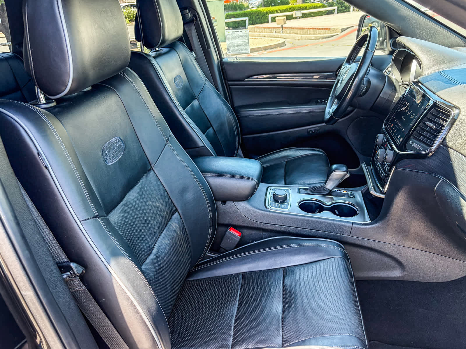 Used 2020 Jeep Grand Cherokee Overland AWD/4WD image 15