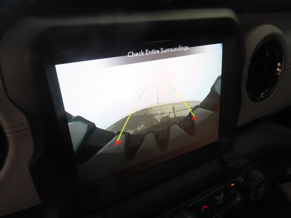 Used 2023 Jeep Wrangler Unlimited Sahara AWD/4WD image 16