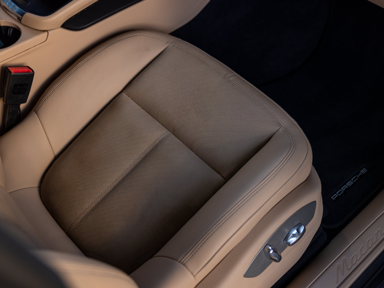 Certified 2023 Porsche Macan AWD/4WD image 34
