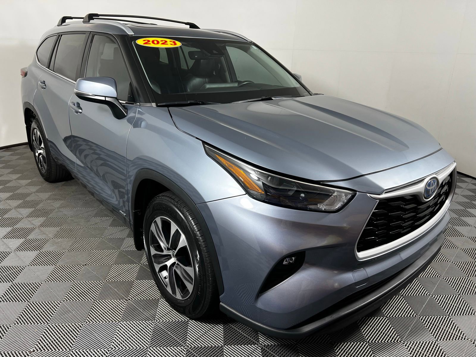 Certified 2023 Toyota Highlander XLE image 3