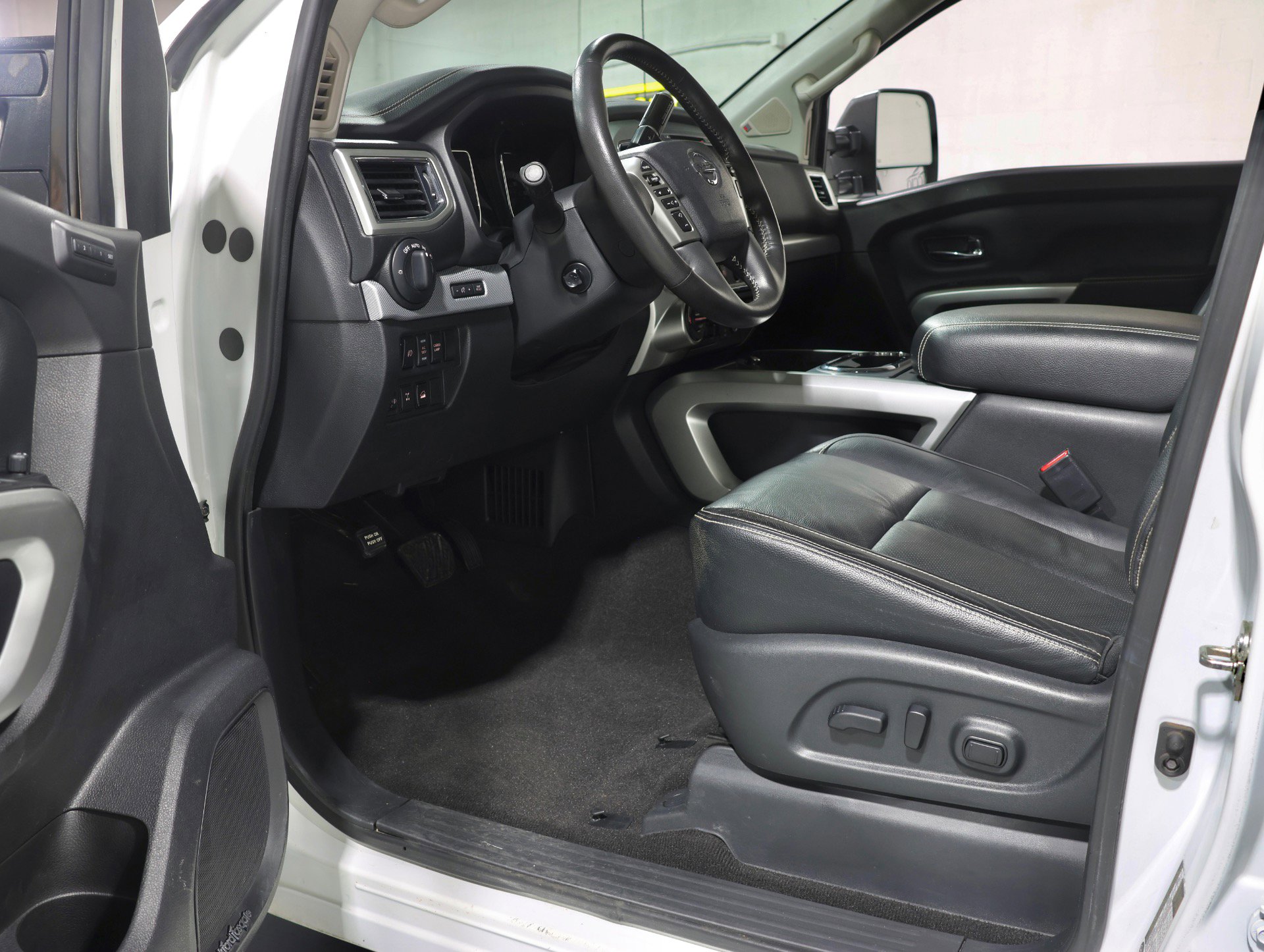 Used 2017 Nissan Titan PRO-4X w/ Pro-4x Convenience Package image 79