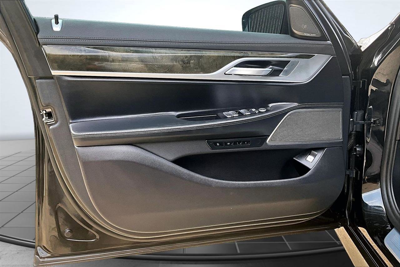 Used 2020 BMW 750i xDrive w/ M Sport Package image 20