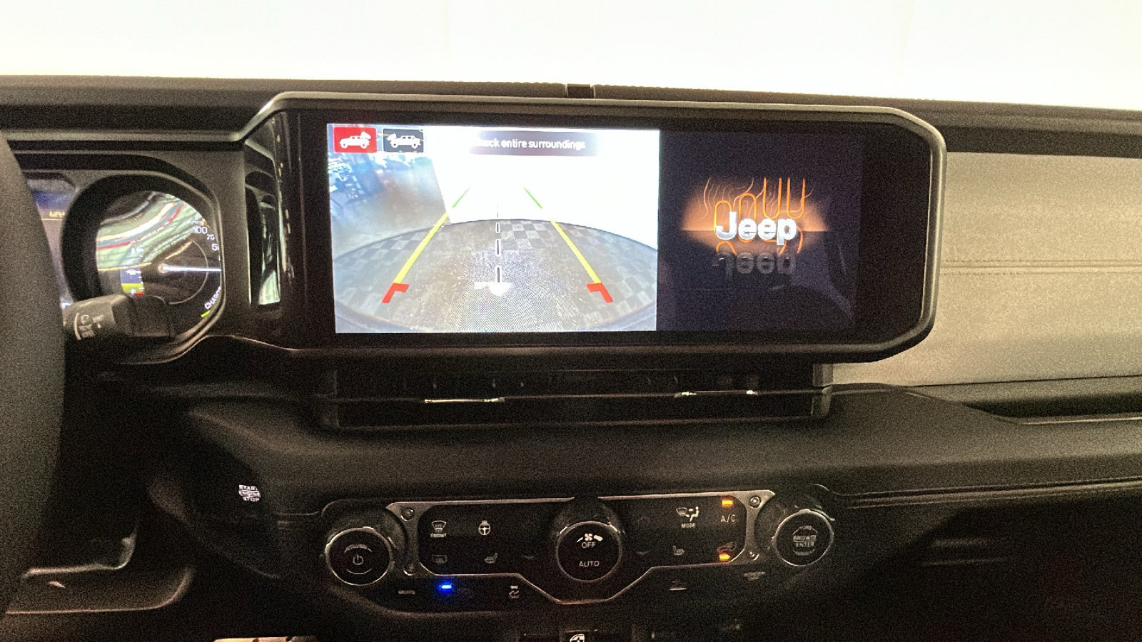 Used 2024 Jeep Wrangler Unlimited Sahara w/ Technology Group AWD/4WD image 28
