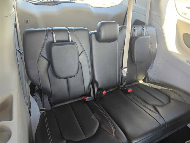 Used 2024 Chrysler Pacifica Touring-L FWD image 15