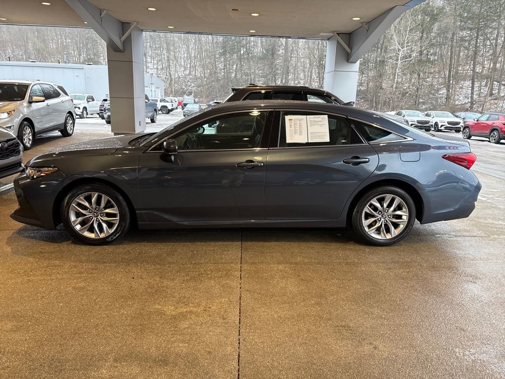 Used 2019 Toyota Avalon XLE w/ Moonroof Package image 2