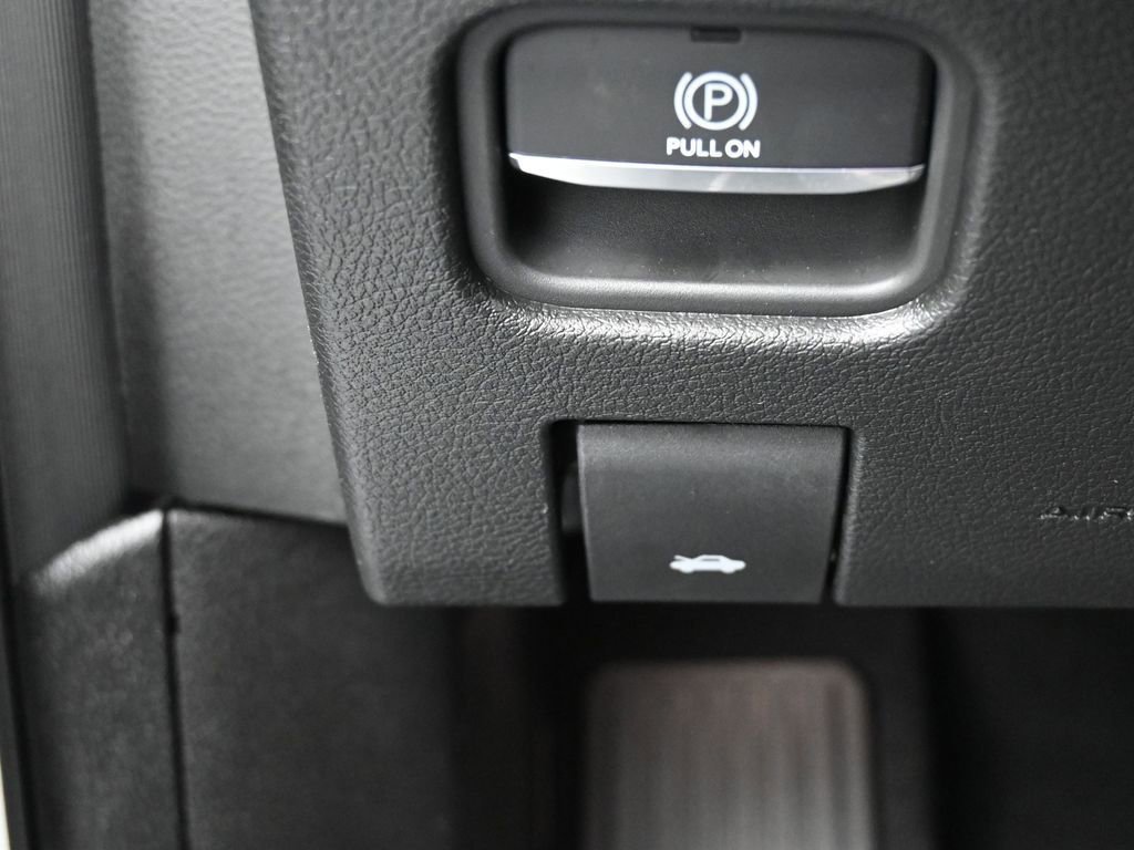 Used 2025 Jeep Grand Cherokee Altitude image 32