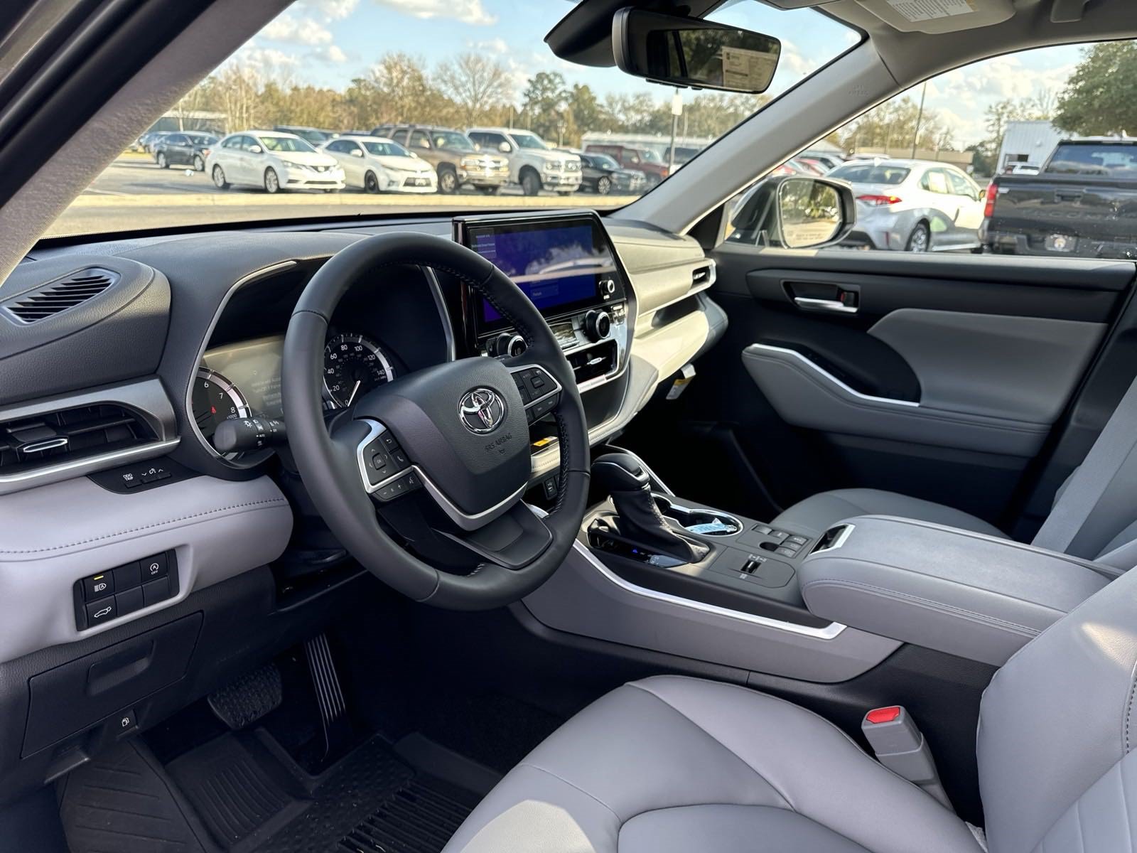 New 2025 Toyota Highlander XLE FWD image 15