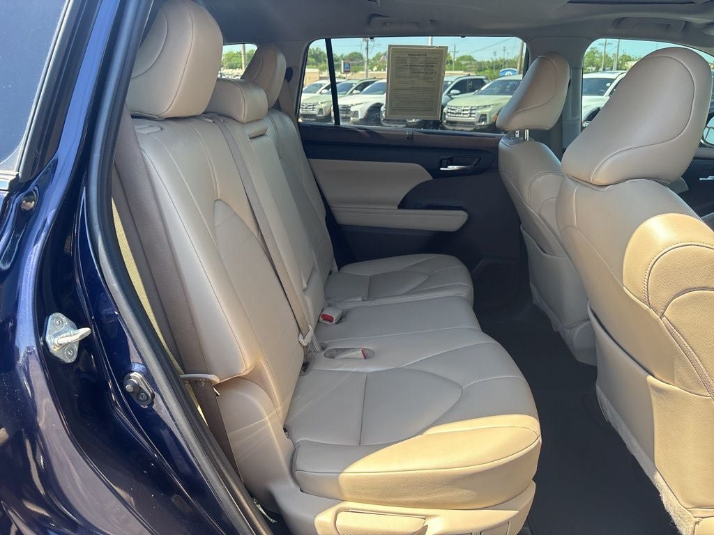 Used 2022 Toyota Highlander XLE AWD/4WD image 7