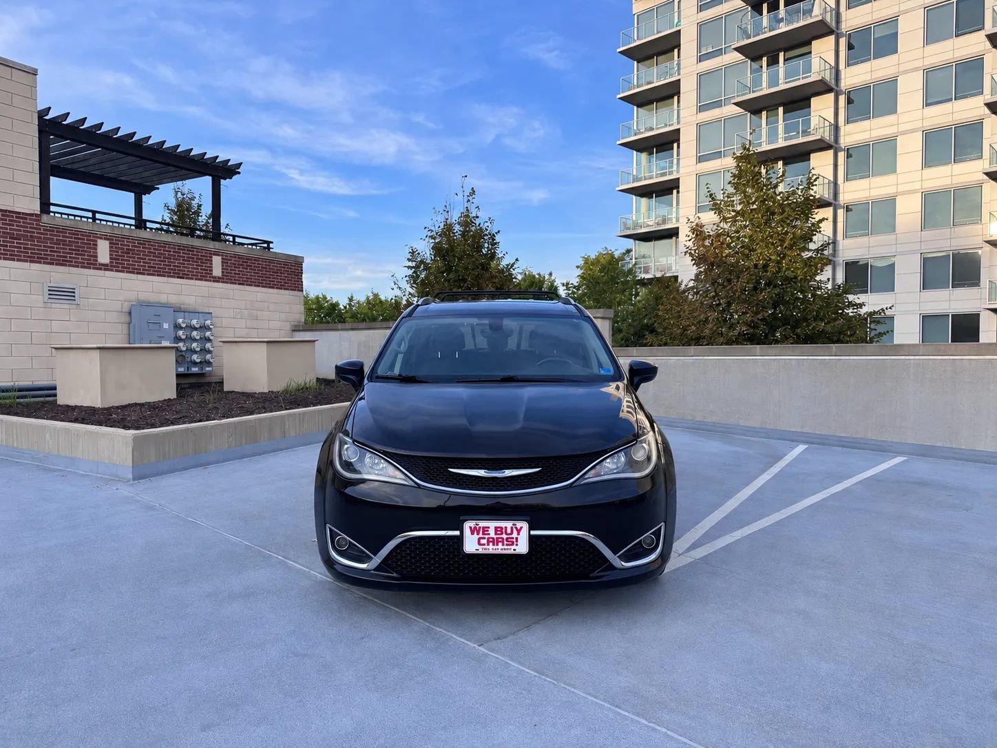 Used 2018 Chrysler Pacifica Touring-L FWD image 2