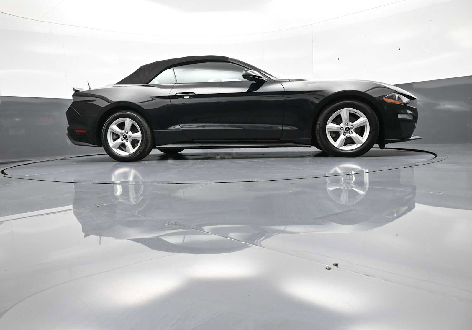 Used 2019 Ford Mustang Convertible RWD image 30