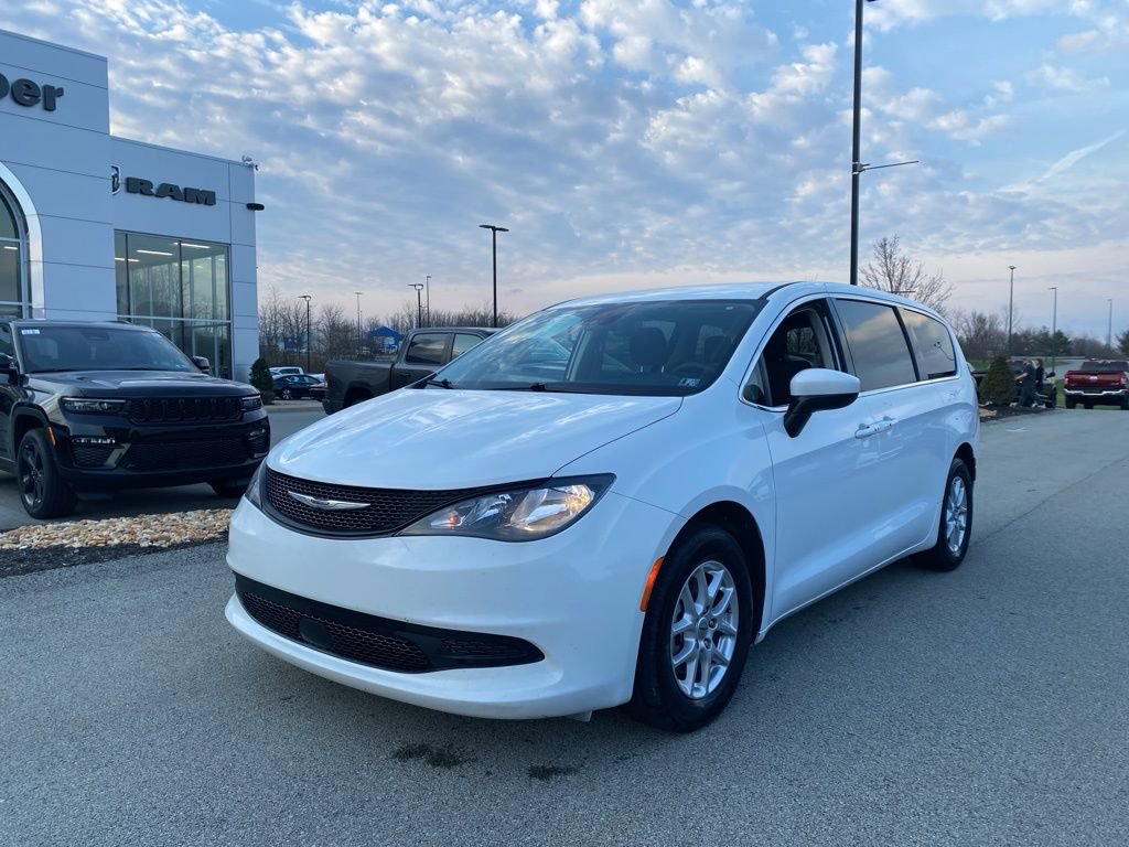 Used 2023 Chrysler Voyager LX image 5