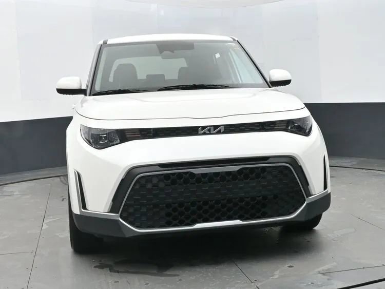 Used 2025 Kia Soul LX w/ LX Technology Package image 3