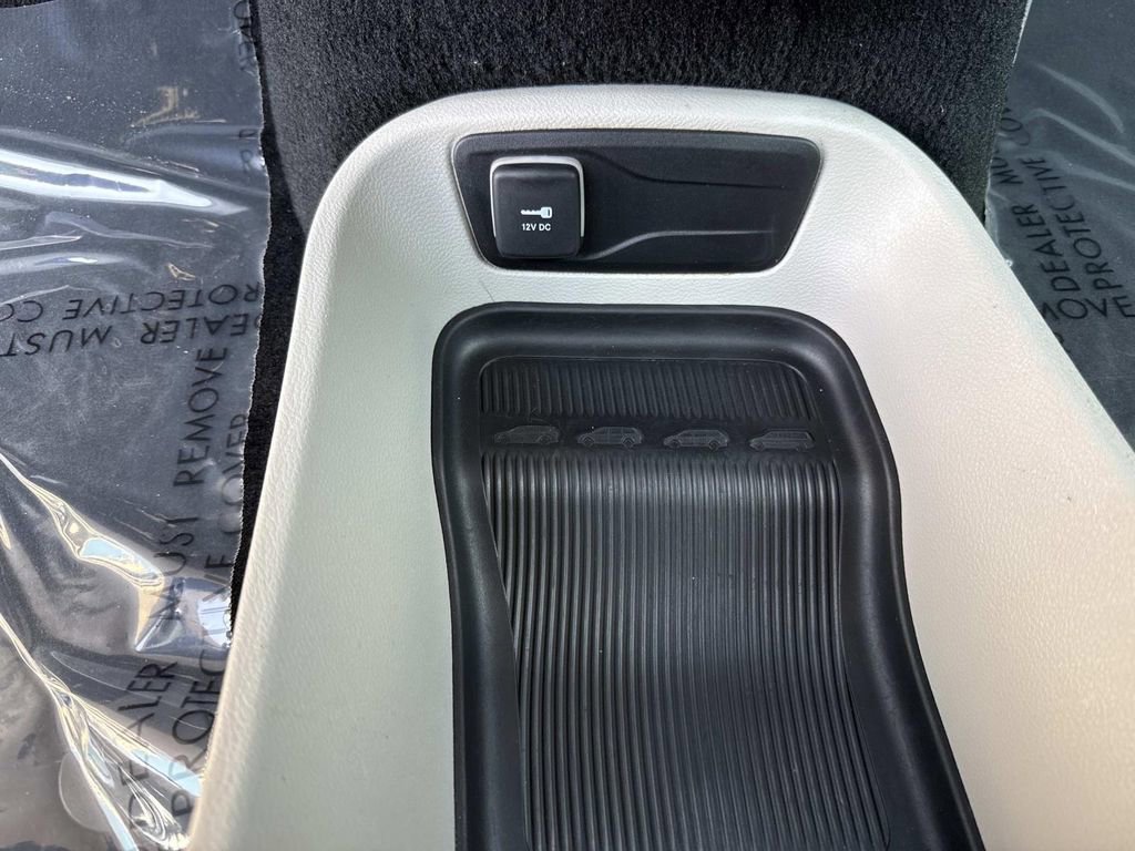 Used 2024 Chrysler Pacifica Touring-L image 34