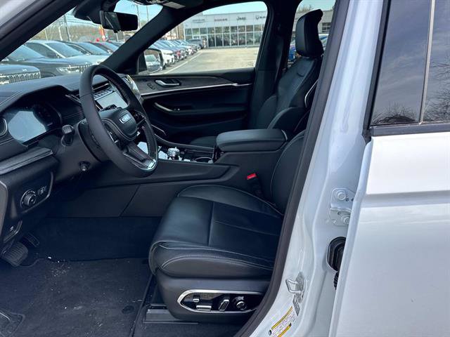 Certified 2025 Jeep Grand Cherokee Overland w/ Luxury Tech Group IV image 13