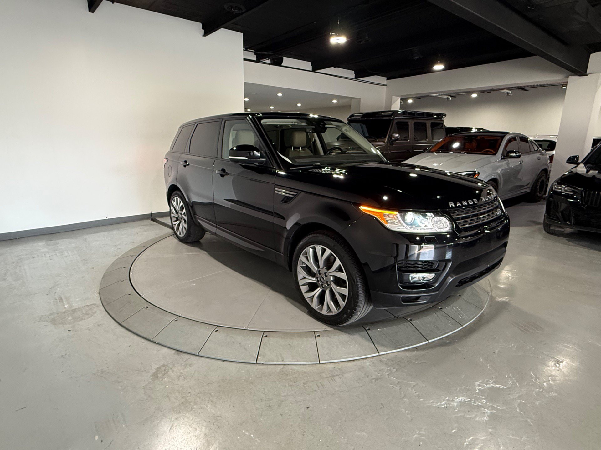 Used 2017 Land Rover Range Rover Sport SE AWD/4WD image 13