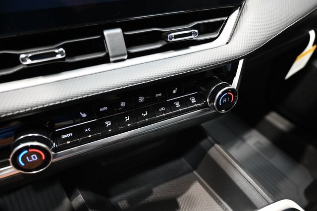 New 2027 Chevrolet Equinox LT w/ Convenience Package II FWD image 17