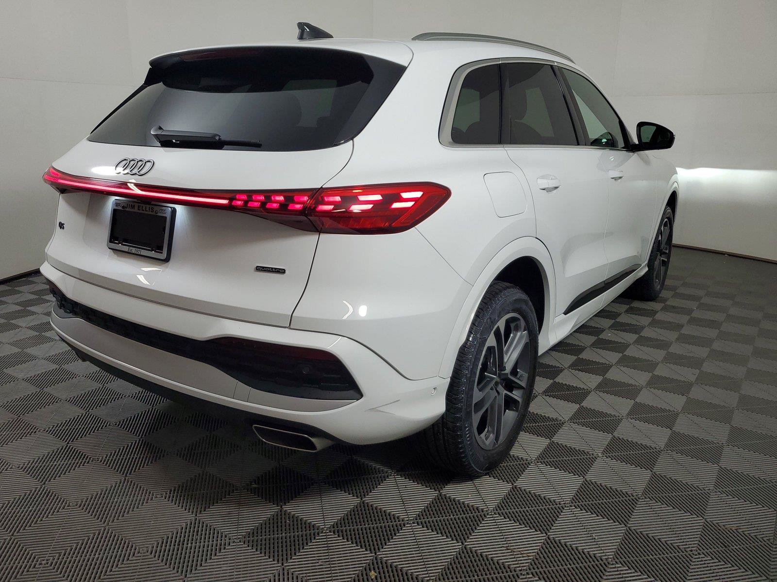 Certified 2025 Audi Q5 Premium w/ Convenience Package AWD/4WD image 6