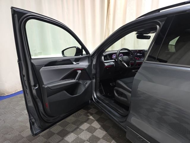 Used 2025 Volkswagen Tiguan SE R-Line AWD/4WD image 11