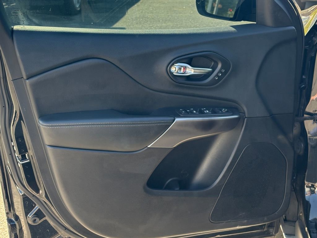 Used 2019 Jeep Cherokee Limited w/ Technology Group image 10