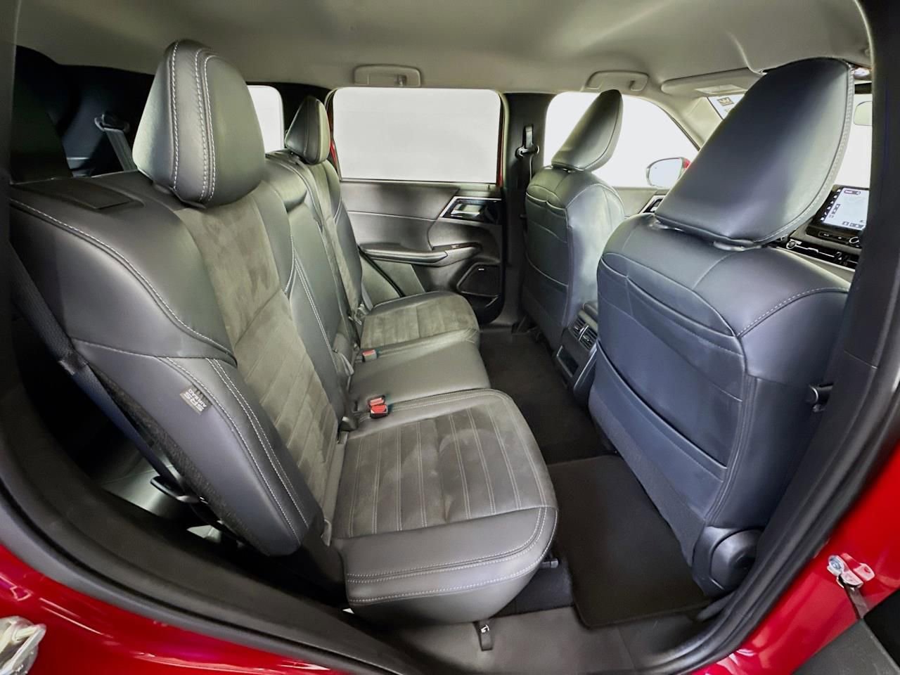 Used 2025 Mitsubishi Outlander SE image 38