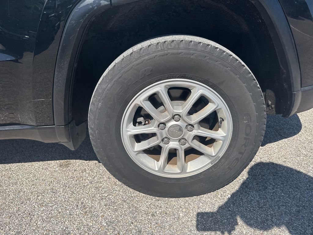 Used 2019 Jeep Grand Cherokee Laredo image 12